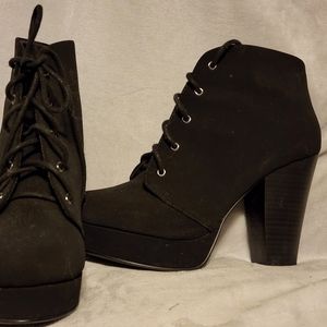Soda heeled ankle boots black size 7